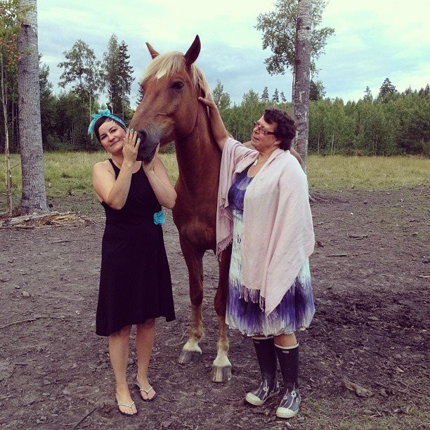 Kaviomieskimppa toimii hienosti! ps. Normaalisti olemme tallilla hiukan arkisemmissa vaatteissa, mutta olimme tällä kertaa todistamassa, miten hevosnainen sai oman aviomiehen <3 <3!