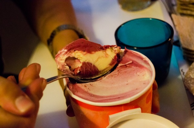 Suoraan purkista vaan. Ei auta ei, koukkuun jäätiin, ähky tuli.