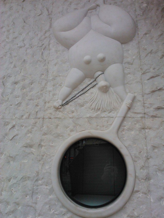 Kerro kerro kuvastin, lissabonilaisen jalokivilikkeen seinusta :)