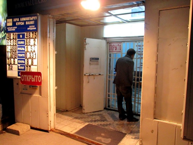 Mikael paikallisessa rahanvaihtopisteessä.