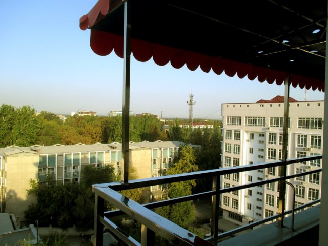 Näkymä keskeisellä paikalla sijaitsevasta Hotel Holidaysta.