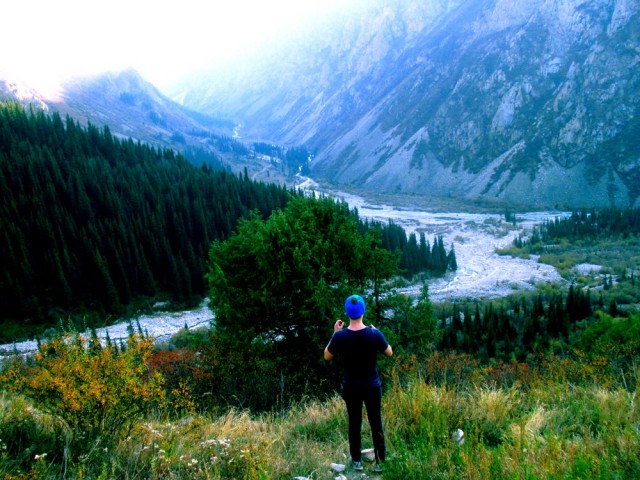 Sivullekirjoittanut ihmettelmässä maisemia rinteen alapäässä.