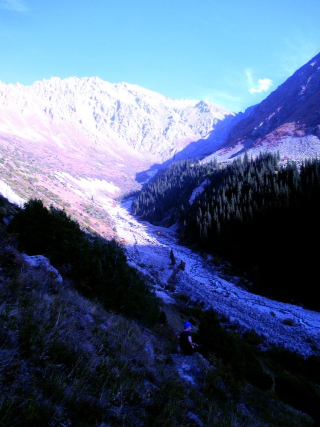 Alla raikasta vuoristovettä tarjoileva joki.