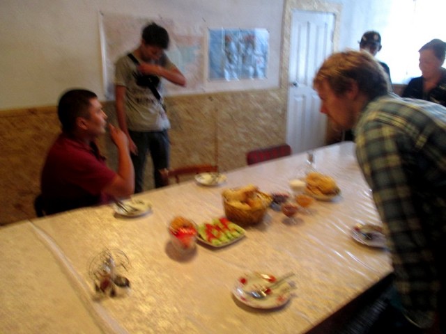 Teehetki. Vasemmalla herra Lira, aterialle on kutsuttu myös taksikuskimme ja englantia bussiasemalla puhunut nuori "tulkki".