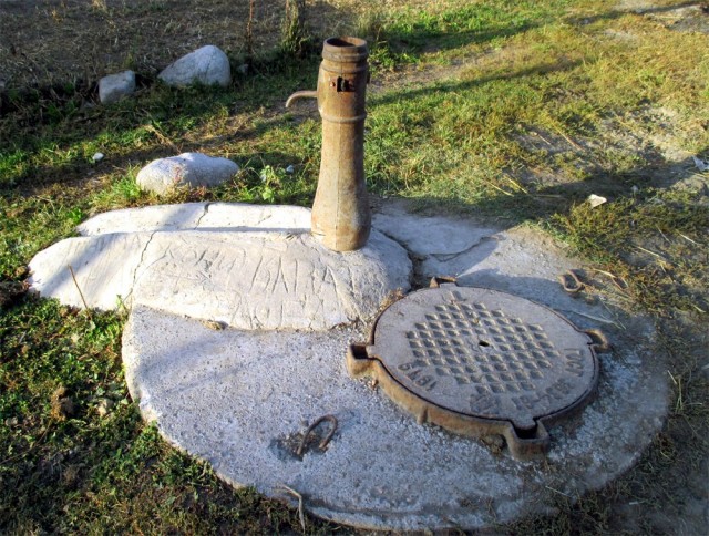 Kylän ainoa kaivo, joka ei tosin toimi.