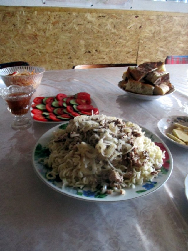 Beshbarnak eli "Five fingers". Nimi tulee siitä, että ruoka syödään käsin.