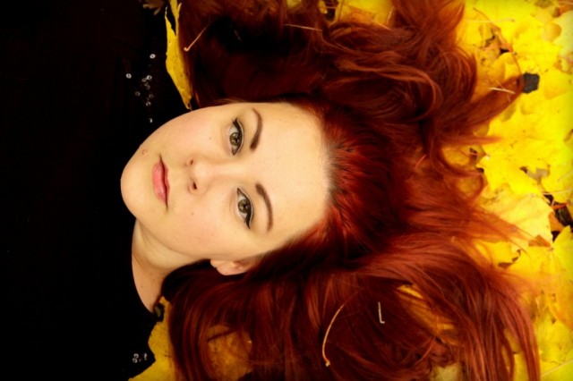 Kyllä minäkin nauttisin syksystä, jos väritykseni sopisi näin hienosti lokakuisessa maassa makoiluun :O