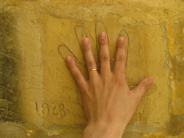 Maailma muuttuu. Kuva Maltalta vankilasta. Taustalla vuonna 1868 seinään raaputettu vangin käsi. Vankilassa on paljon mielisairaita, jotka eivät kuulu vankilaan vaan hoitokotiin. Toisissa ihmisissä voimme muuttaa vain suhtautumisemme heihin.