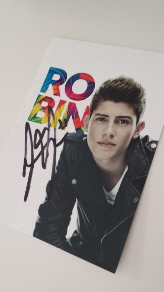 Robin veti keikan poitsun koulussa. Veeti sai Robinin nimmarit :)