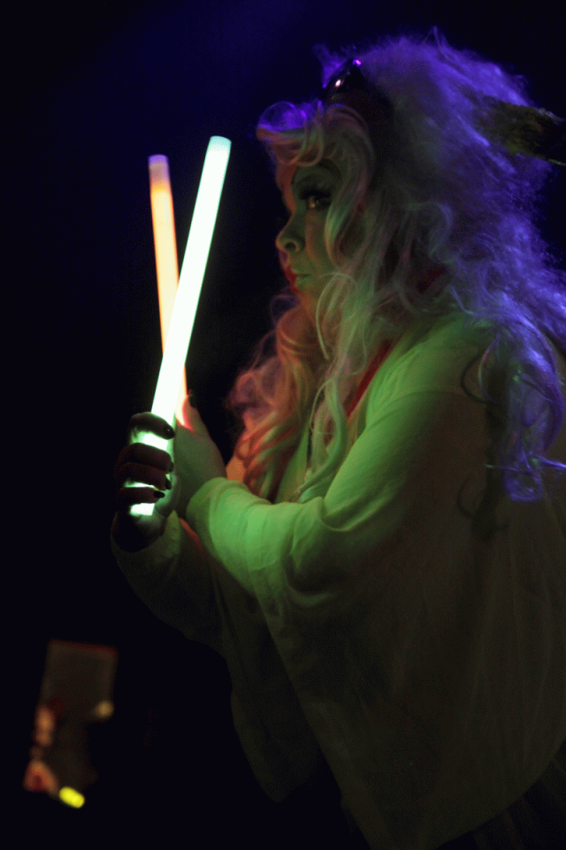 Leila Halkeama heiluttaa tikkujaan Kraftwerkin tahtiin