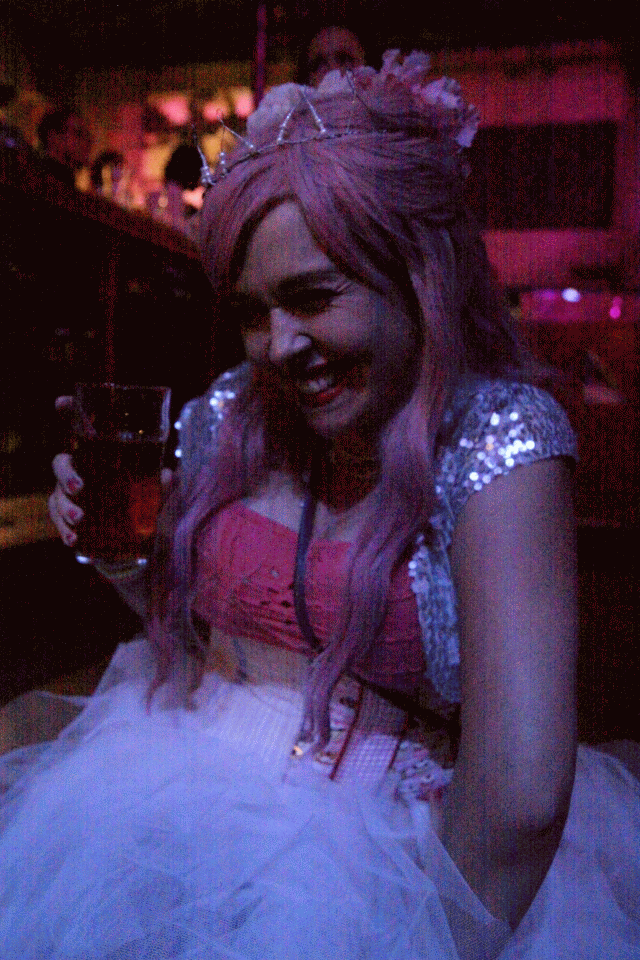 Tämä ihana prinsessa pääsi viralliseksi stalkkeriksemme! :)