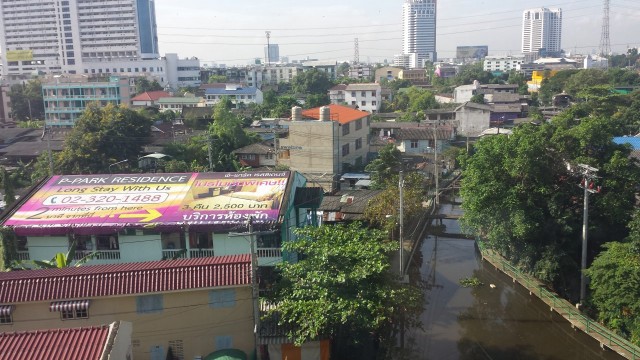 Hieno mainos katolla. Pink is the navy blue of asia.