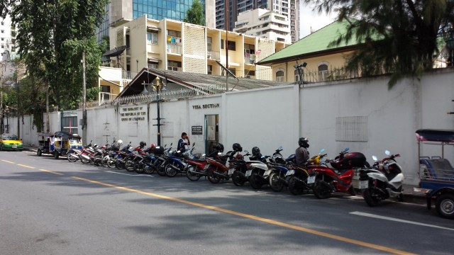 Perillä konsulaatissa.