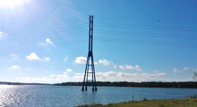 Rajasaaresta on hulppeat merinäköalat. Kuvassa myös Antti Nurmesniemen suunnittelema moderni sähkötolppa