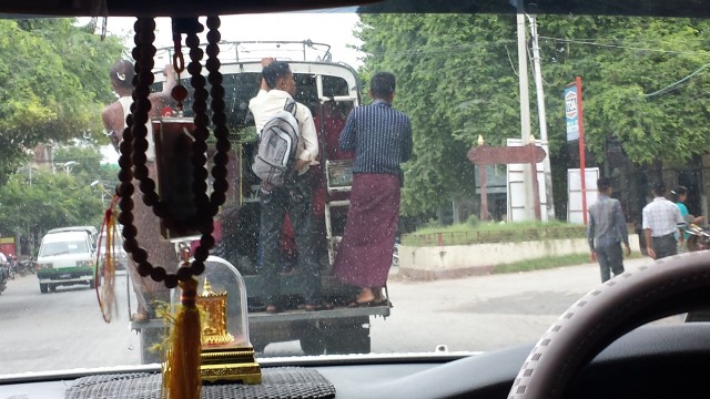 Autot Myanmarissa ovat oikeakätisiä vaikka ajellaan oikealla puolella. Erikoista.