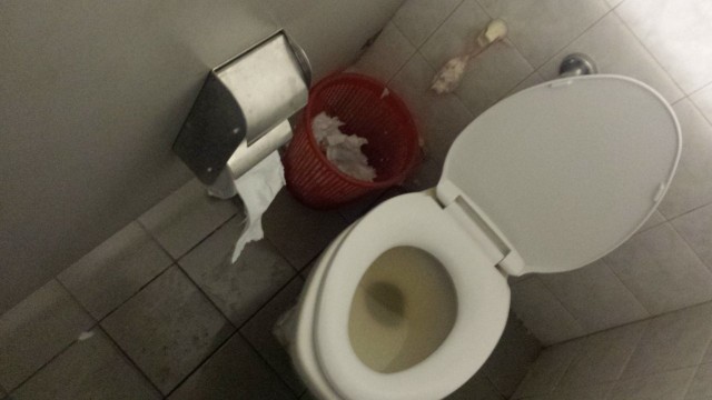 Mandalay Myanmar. Lentokentän vessa. Parempi kuin odotin.