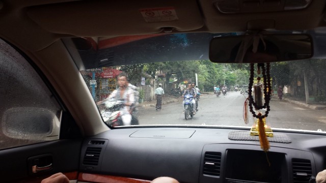 Mopoja ja skoottereita Myanmarissa on paljon. Niiden maahantuonti on hyvä bisnes. Moni hakee skoottereita 2 yhden päällä ajaen esim Kiinasta.