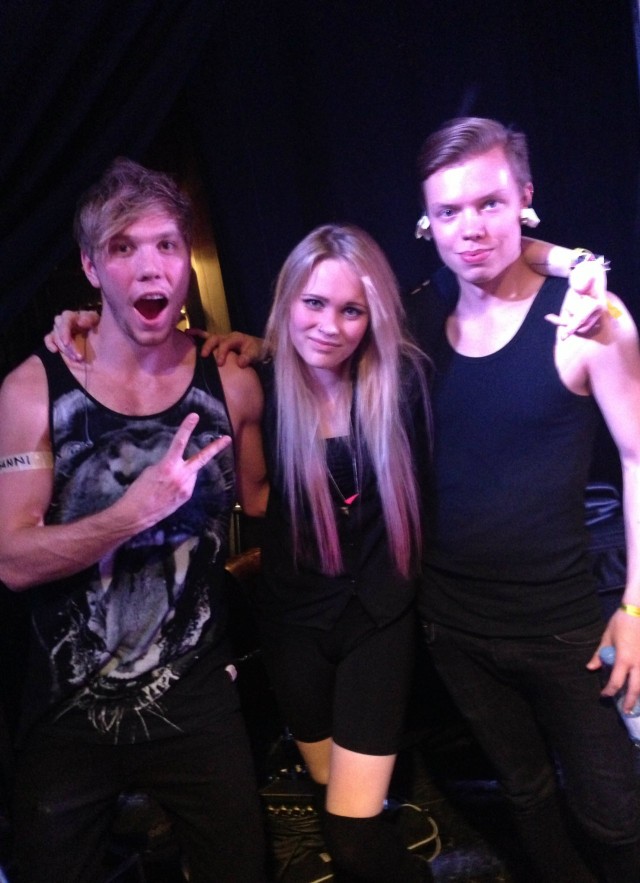 Sanni ja kullanarvoiset bändin pojat.