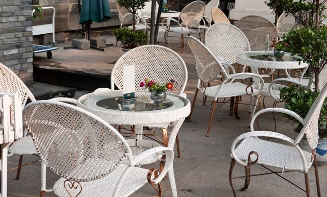 Valkoiset tuolit, aarrggh! Silmäni sokaistuvat.