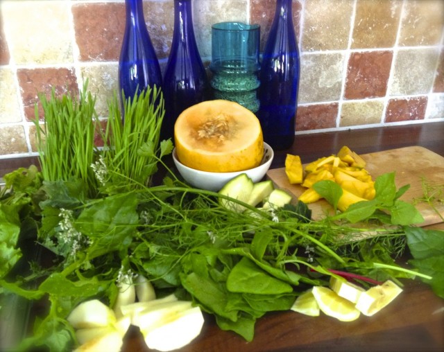 Nämä vihreät ja muut menevät mehustimeen. Hiukset tykkää, kroppa tykkää, minä tykkään.