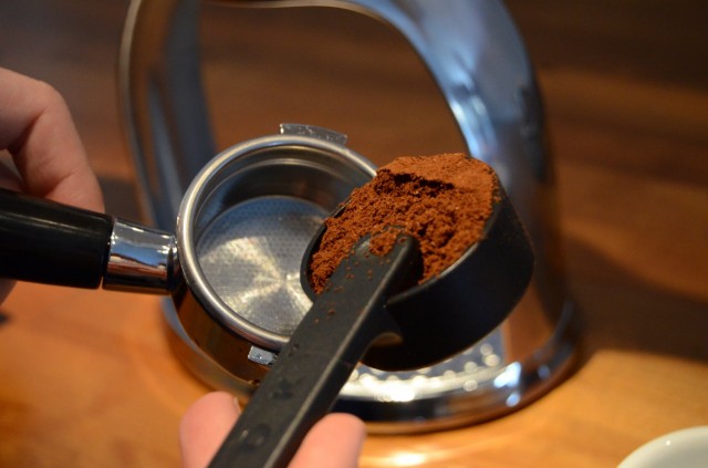 Portafiltterin sisälaidassa näkyvään viivaan asti kahvia ja ROKiksi!