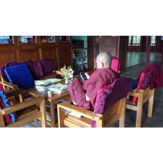 Teknomunkki surffaa netissä. Oikeat kunnon munkit ei sais kuunnella musaa mutta moni ottaa disipliinit rennommin.