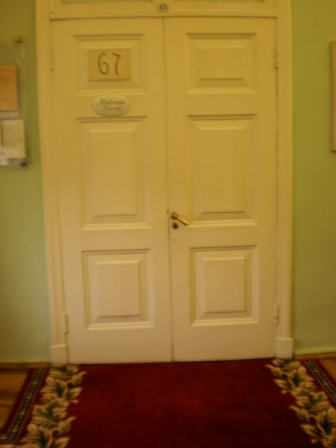 Tässäpä ovet vaatimattomaan pyhimpään, minne pian astumme.