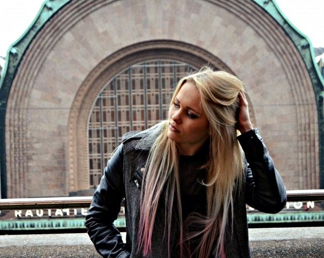 Luultavasti mikrofoni kädessään syntynyt Sanni on yhtälailla kotonaan kameran edessä kuin keikkalavoilla.