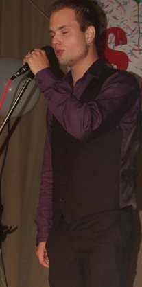 Tässä pientä kuvamateriaalia isonaamaisen elviksen ensikosketuksesta mikrofoniin.