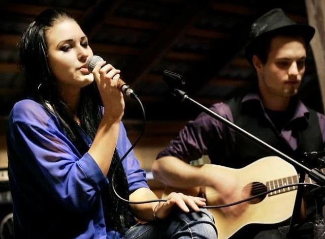 Ensiesiintymiseni säestäjän roolissa Virojoella. Kyllähän sen ilmeestäkin jo näkee, mikä oli panoksena.