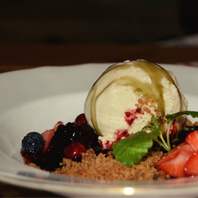 Sisujäätelöä, marjahässäkkää. Makiaa mahan täydeltä.