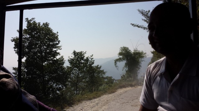 Nepalilainen Tim selittää elämästään. Olemme matkalla vuorille riippuliitämään.