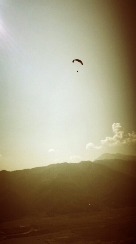 Tim lensi korkeuksiin kuin lintu.