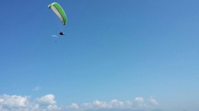 Riippuliitäjä 1.5 km korkeudella Nepalissa Pokharan yllä.