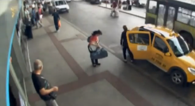 Äiti saapuu lentokentälle vauvan kanssa.