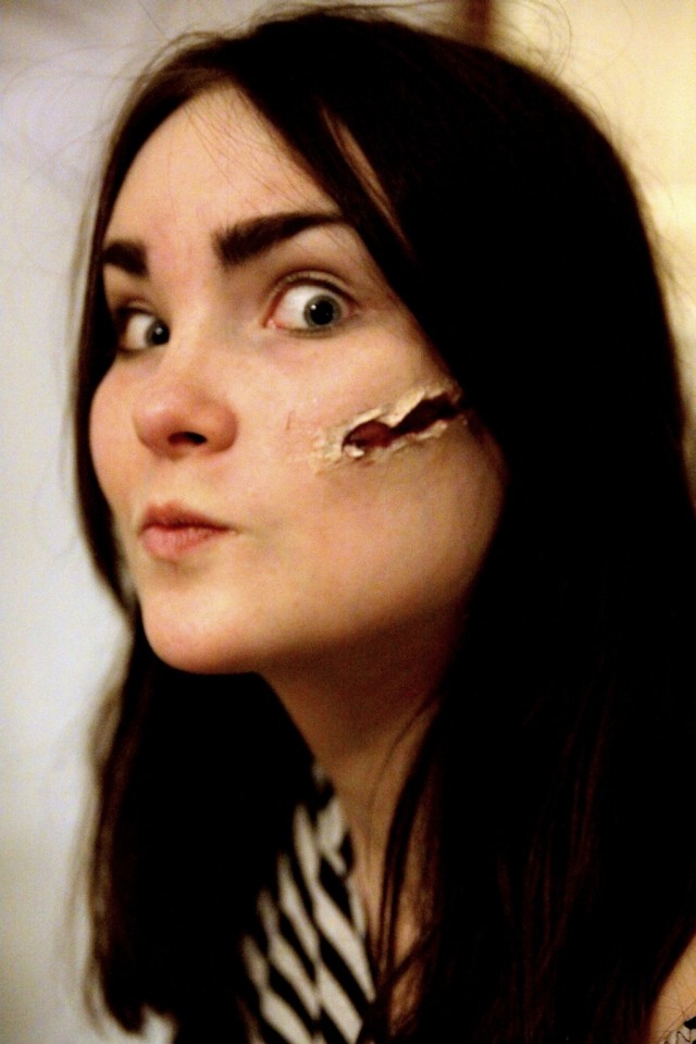 Synttärisankari Sekopää oli pukeutunut vankikarkuriksi, mutta pesi piirtämäni viikset pois :(