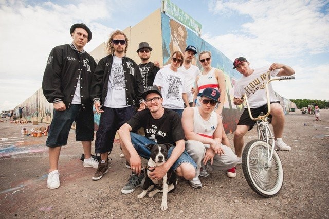 Flow Mo Crew kymmenvuotisjuhlatunnelmissa kesällä 2012.