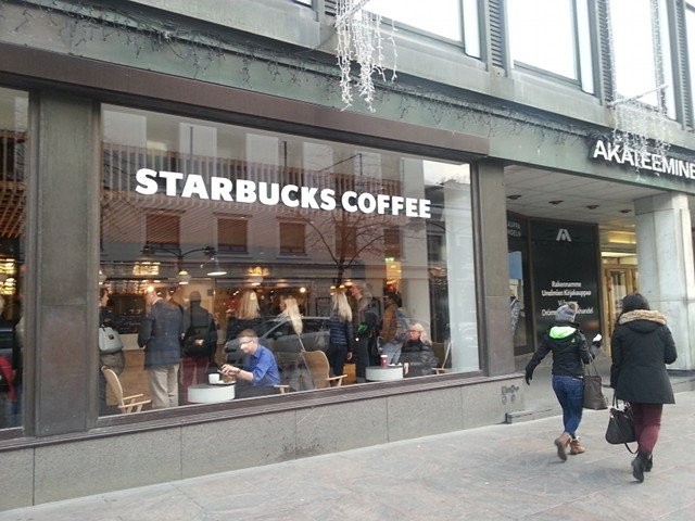 Starbucks avasi uuden toimipisteensä Akateemisen kirjakaupan yhteyteen.