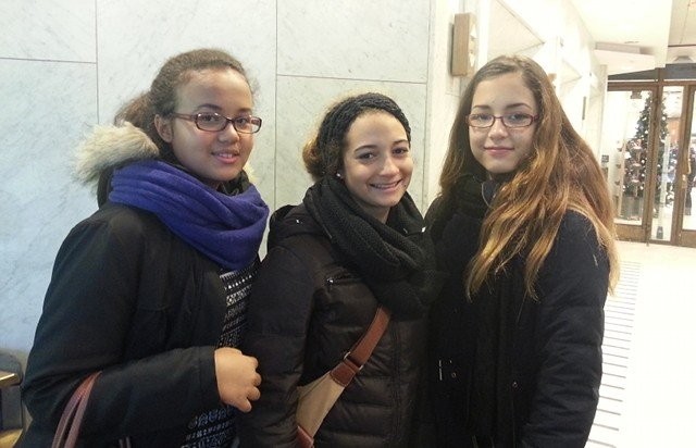 Leymoon Dubin (vas.), Joséphine Matthelié ja Wilanda Verdecia odottivat sisäänpääsyä yhdeksän jälkeen.