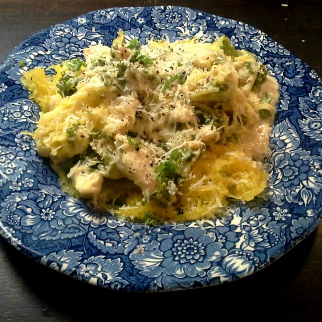 Spagettikurpitsaa ja kanaa "Alfredo"