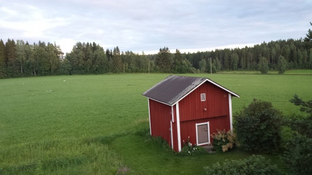 Moni maaseudun yrittäjä on kunnostanut kodistaan majatalon ja asuu ja yrittää samassa rakennuksessa. Aika rauhalliset majoitukset. Ähtäristä Bed and Breakfast. Yrittäjänä voi valita missä tekee työnsä.
