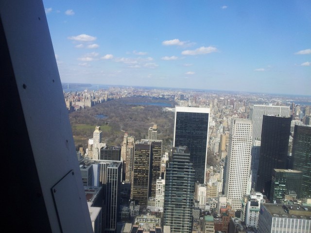 Ihan tavallinen ihminen Rockefeller perusti öljy-yhtiön ja antoi firman perinnöksi pojalleen. Ihan tavallisen isän poikana kasvanut John D. Rockefeller rakensi Rockefeller tornin ja työllisti samalla valtavan määrän ihmisiä 1900-luvun alun mustan maa