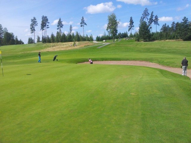 Yrittäjienkin pitää joskus rentoutua. Ihan tavallinen yrittäjätilaisuus Sipoon Talman Golf -kentällä. Tavallisia ihmisiä.