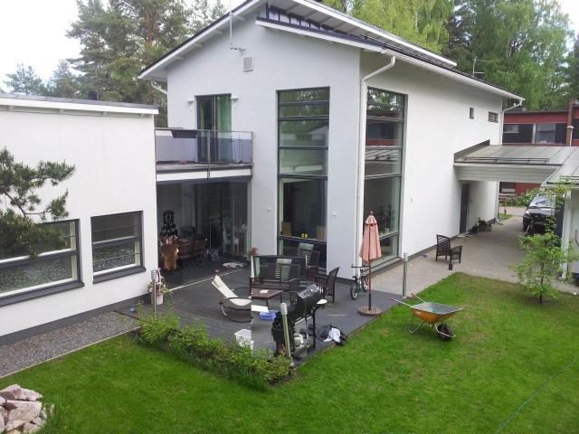 Meiltä himasta. Ihan tavallinen tönö. Nimimerkki: Neljänsadantonnin asuntolaina.