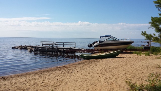 Jos on oma hiekkaranta, niin miksei hommais sit isompaa venettäkin jotta pääsee kalastelemaan. Oulujärveltä.