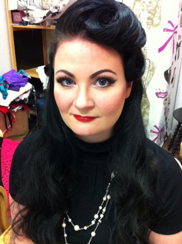 Lähikuva Karoliinan tekemästä meikistä ja kampauksesta!