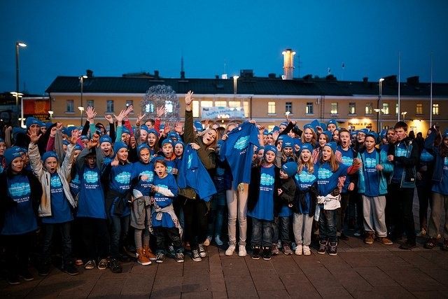 Sanni, Tuuli ja joukko iloisia lapsia Kampin flash mob-tapahtumassa. Kuva Kristian Salo.