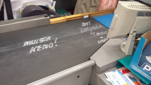 Kaupan kassalla törmäsin mahtavaan mainospaikkaan. Liidulla kirjoitettu mainos liukuhihnaan. Toimiva ja edullinen mainospaikka.