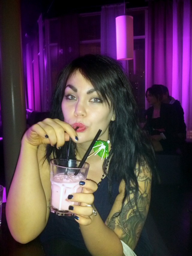 Pyysin baarimikolta jotain hyvää juomaa ja sain tällaisen vaaleanpunaisen ja vadelmaisen herkun!