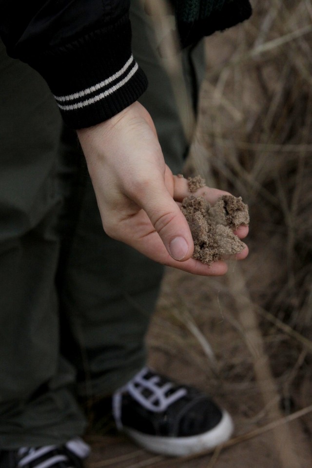 Kehuimme Yyterin hiekkaa, mutta tietysti kun oikein ajoimme VB:n ulos kokeilemaan, miten hiekka valu usormien välistä, se olikin ihan märkää ja klönttistä. Ihan Porin tapaista.
